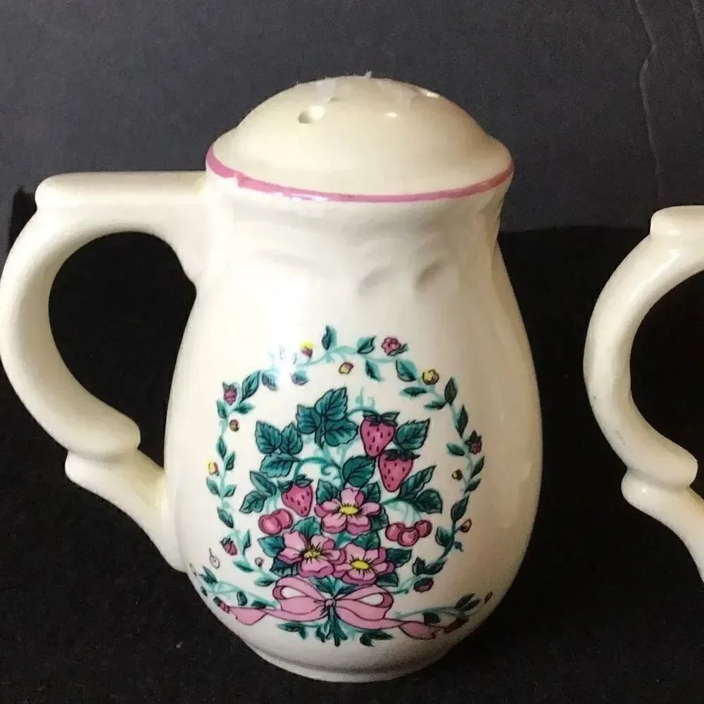 Beautiful vintage Berry, vine, and bouquet, salt, and pepper shakers ￼￼